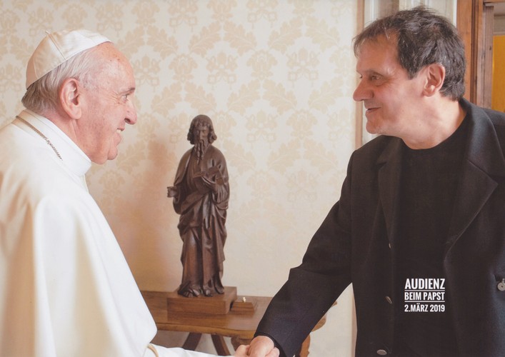 Photo de Mario Delfino et du pape François se serrant la main.