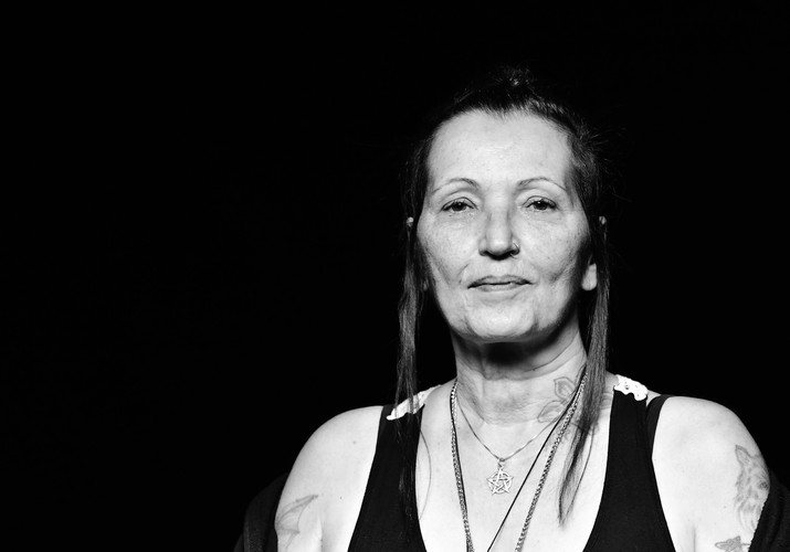 Portrait actuel en noir et blanc de Karin Gurtner.