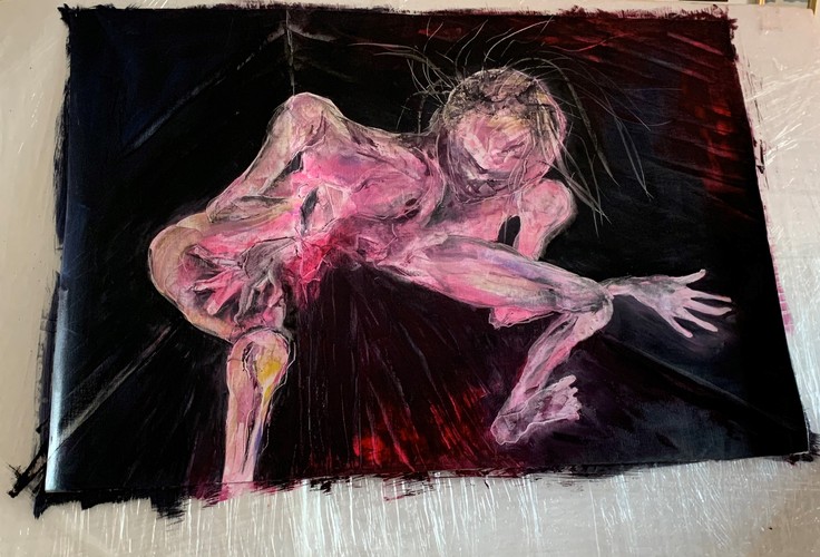 Image couleur à l'huile sur toile posée sur une table, sans encadrement, représentant une personne courbée, rose sur fond noir avec des traces de rouge