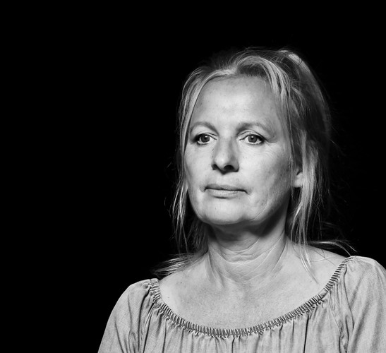 Portrait actuel en noir et blanc de Katharina Delfino.