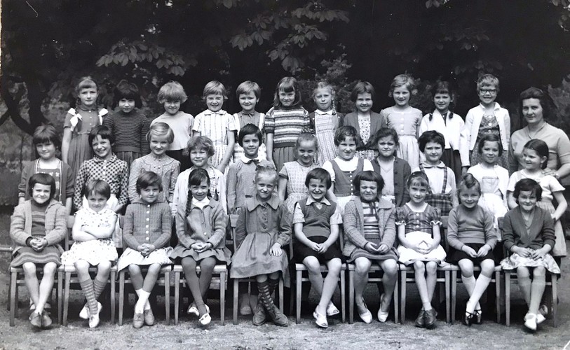 Photo de classe en noir et blanc de la 1ère classe de Sabine Weber*. Sur trois rangées, 32 filles sont debout ou assises pour une photo de classe. Renate Meister se trouve au deuxième rang à droite, juste devant son enseignante.