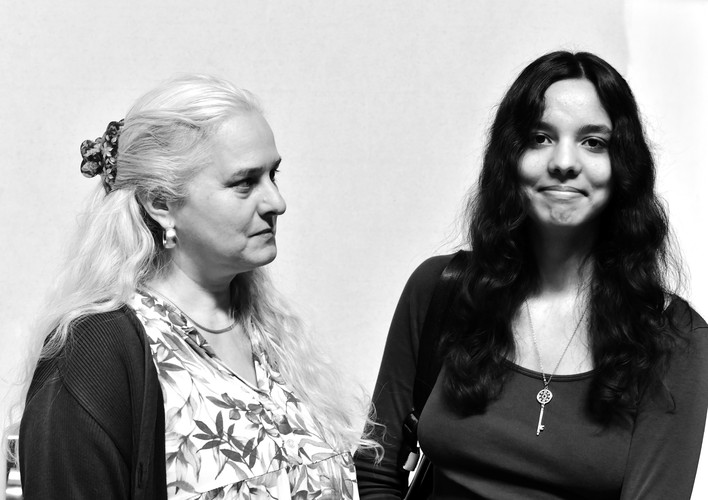 La photo montre Julia (à droite) et Tanja Meier (à gauche) dans une prise de vue en noir et blanc, en plan semi-transparent. La mère regarde sa fille tandis que celle-ci sourit à l'appareil photo.