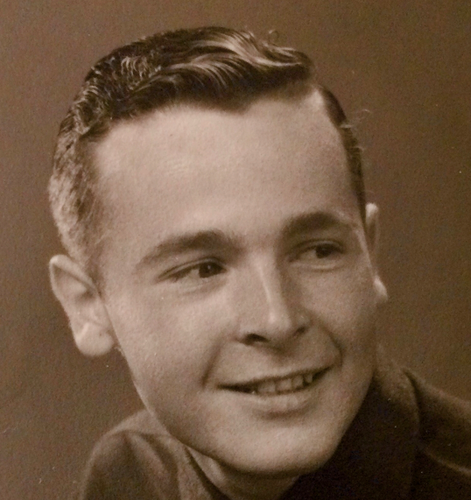 Photo de portrait actuelle en noir et blanc de  Anton Aebischer de l'année 1951. Sur le portrait, le jeune homme sourit en regardant sur le côté.