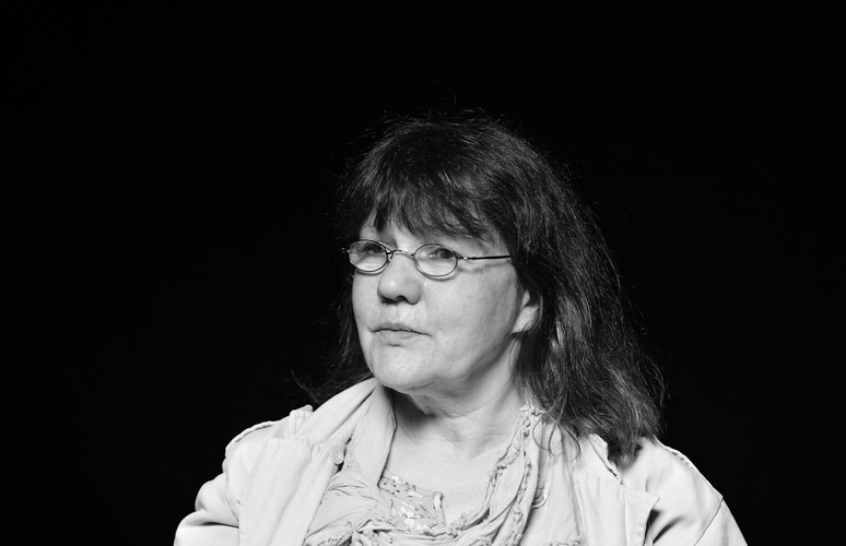 Portrait actuel en noir et blanc d'Yvonne Barth.