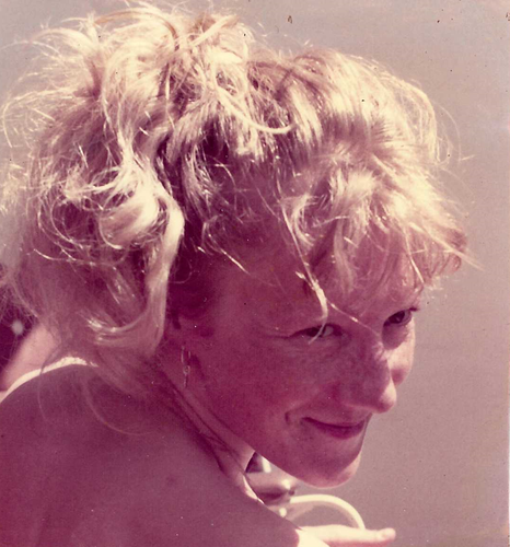 Photo couleur de MarieLies Birchler prise en juillet 1978. Elle regarde par-dessus ses épaules et sourit.