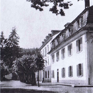 Vue latérale du bâtiment sur une photographie en noir et blanc