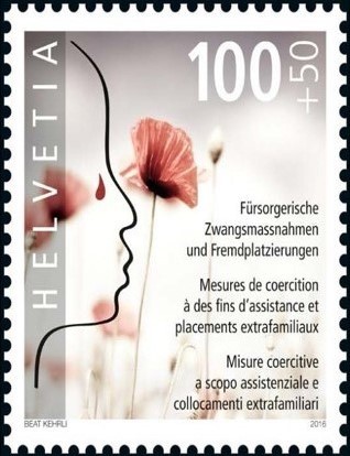 Le timbre-poste spécial « Mesures coercitives d'assistance et placements à l'étranger » présente un visage dessiné en profil sous forme de traits. Sur un fond blanc, plusieurs pavots sont représentés